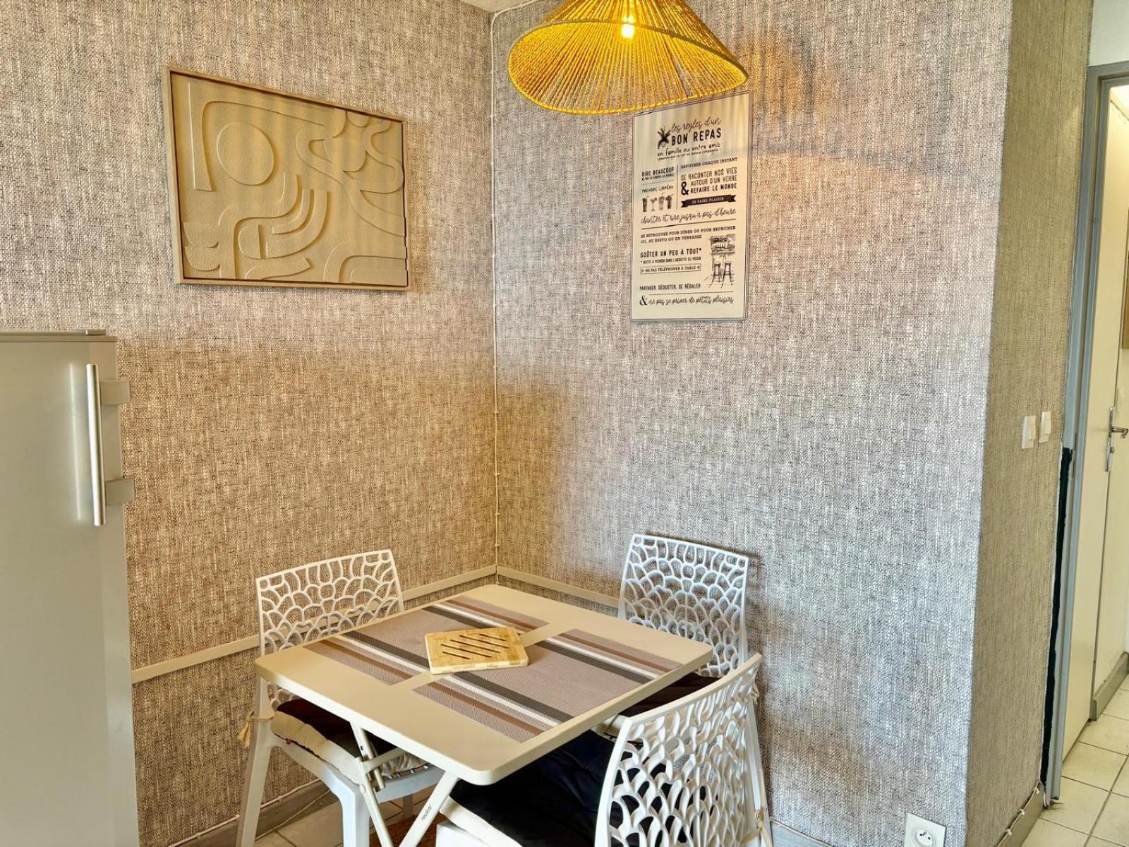 Palme D'azur 409 Yourhosthelper